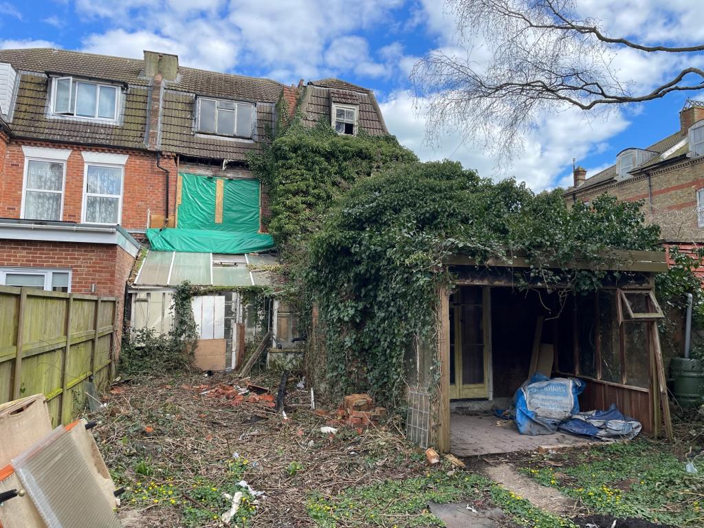 Lot: 128 - SEMI-DETACHED PROPERTY FOR TOTAL REFURBISHMENT AND REPAIR - Rear of property